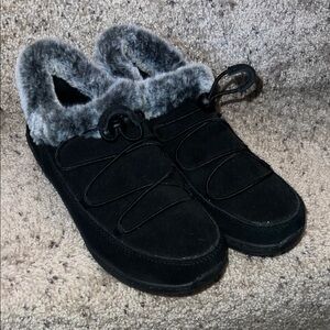 Aetrex Black shoes with Gray Faux Fur